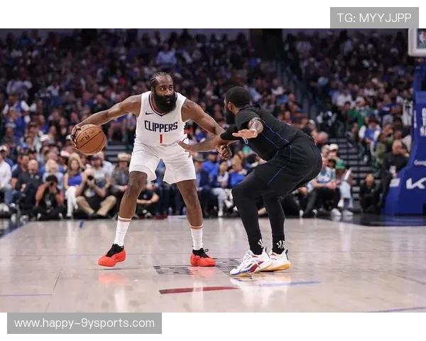 美职篮焦点战再掀高潮巨星对决引爆全场热议联盟格局风云再起新篇章